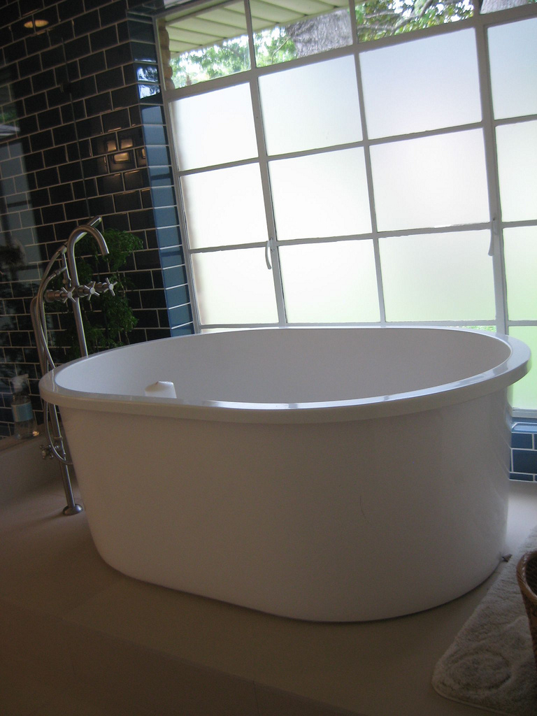 60 Inch Tub With Lots Of Legroom with size 768 X 1024