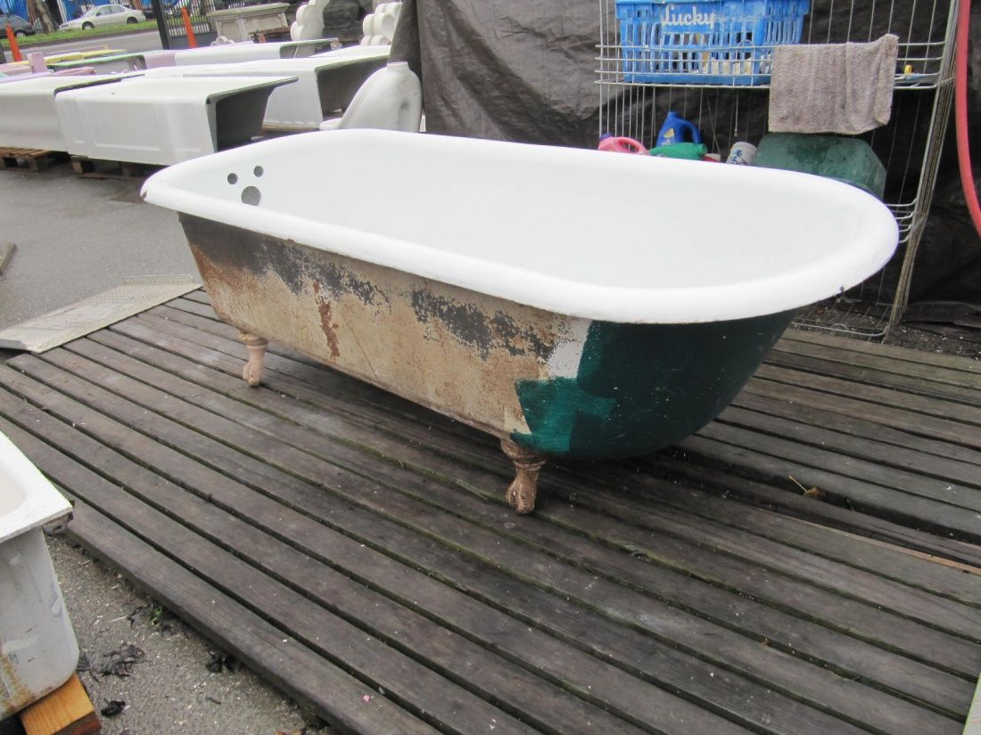 6footclawfoottub Painting A Clawfoot Tub Wwwomega Salvage pertaining to dimensions 1100 X 825