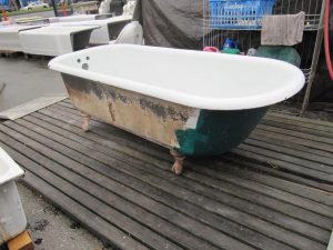 6footclawfoottub Painting A Clawfoot Tub Wwwomega Salvage throughout dimensions 1100 X 825