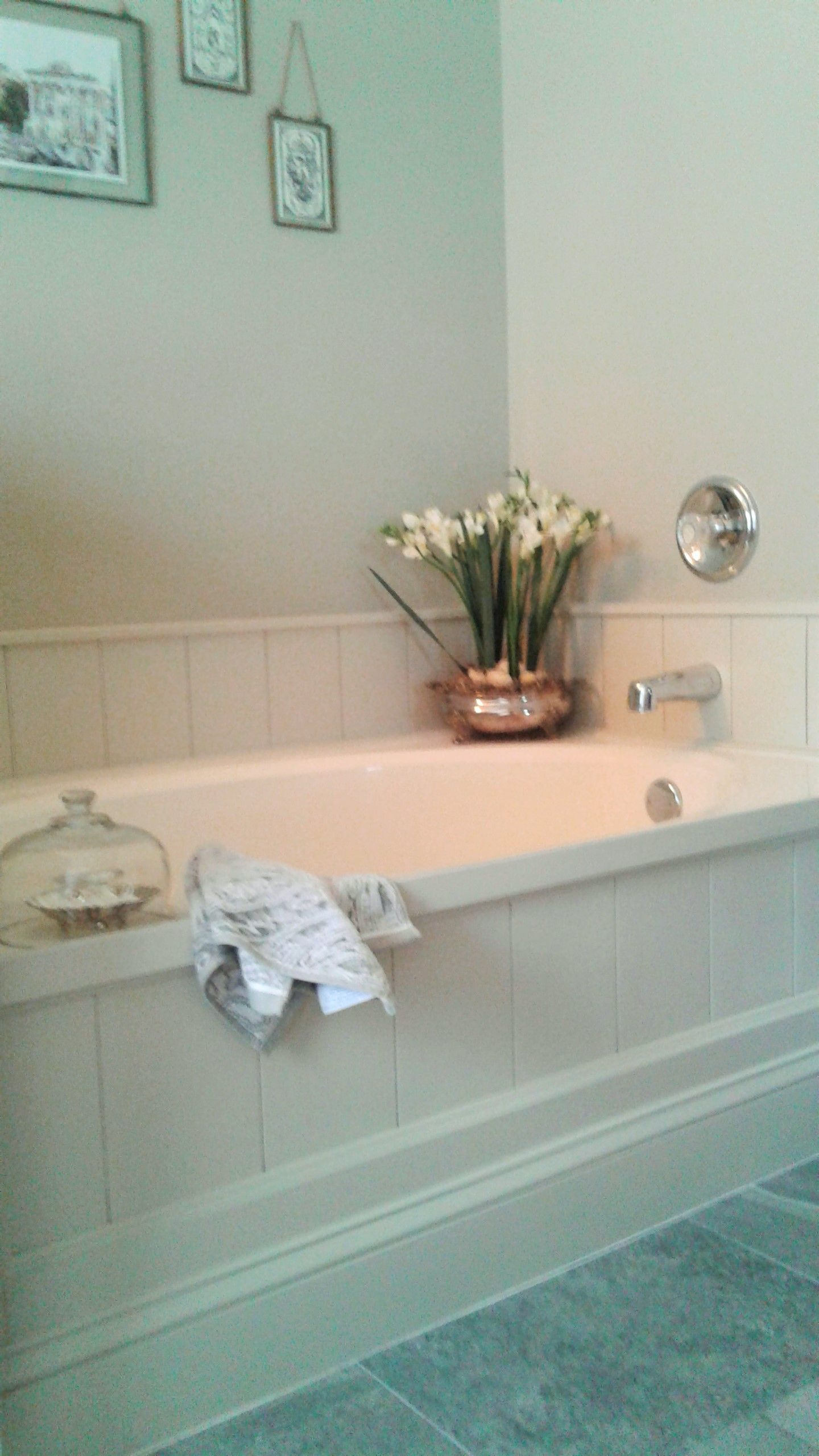 Diy Tub Surround Using Peel And Stick Vinyl Planks To Create Shiplap for measurements 1440 X 2560