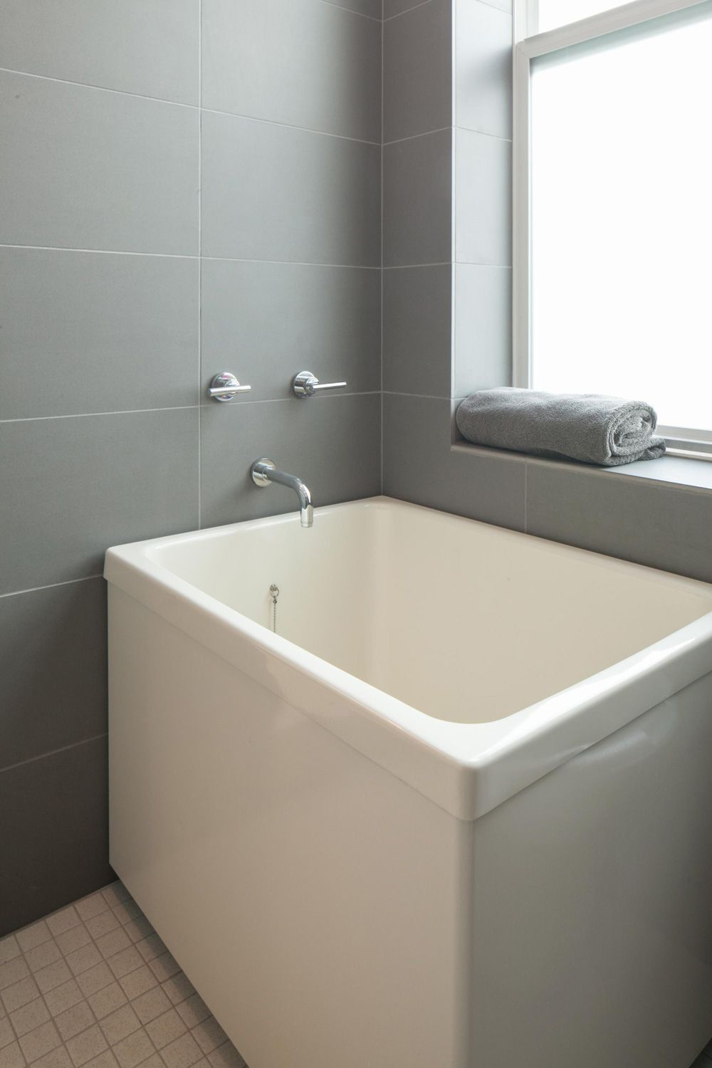 Japanese Soaking Tub Ofuro Tub Square With A Built In Seat Takes intended for dimensions 1000 X 1500